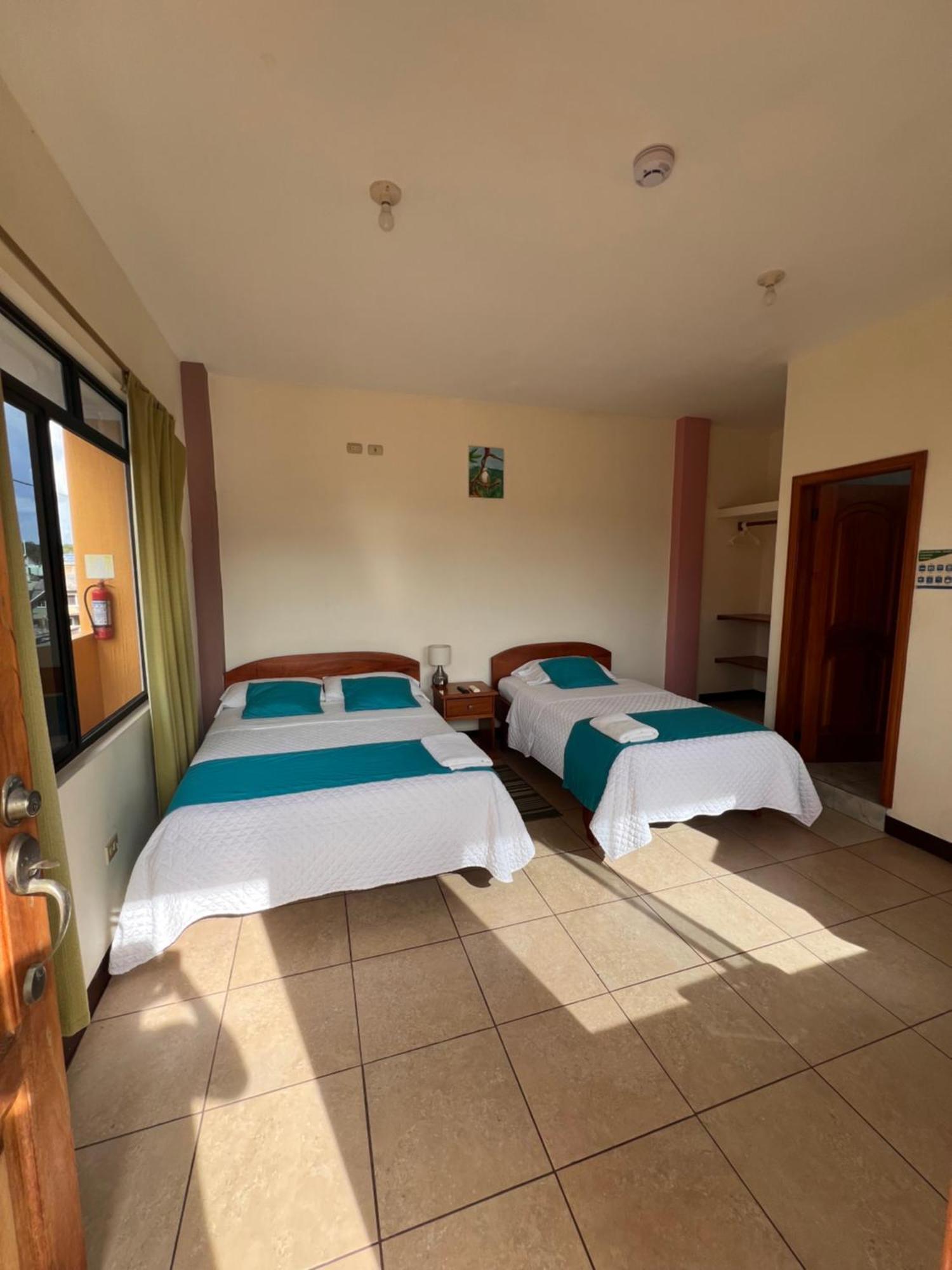 Hostal Casa Cascada Puerto Ayora  Ngoại thất bức ảnh