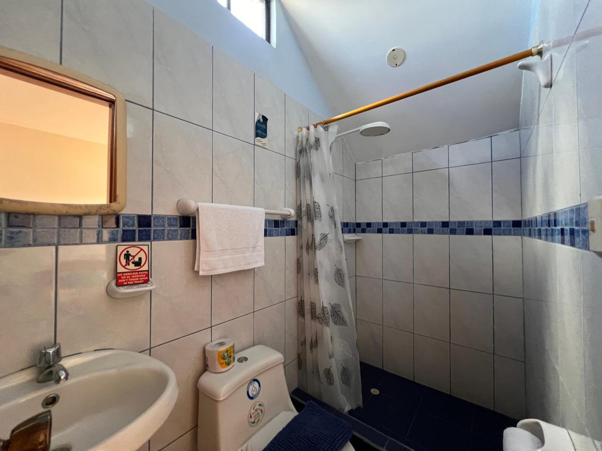 Hostal Casa Cascada Puerto Ayora  Ngoại thất bức ảnh