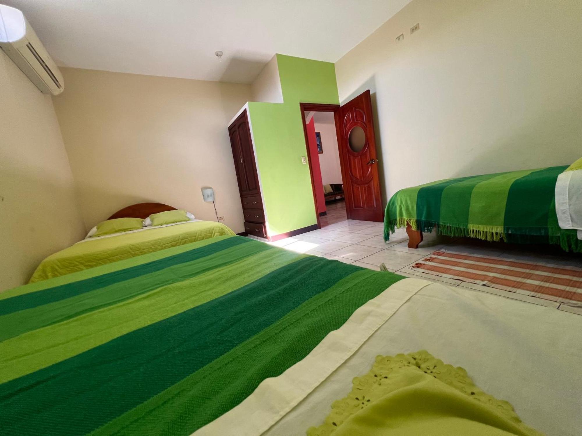 Hostal Casa Cascada Puerto Ayora  Ngoại thất bức ảnh